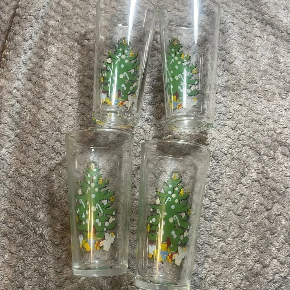 Set of 4 vintage Christmas Tree Glasses